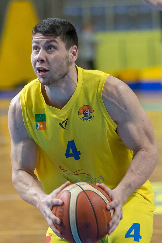 BK Opava (ve žlutém) - BK Olomoucko 72:64