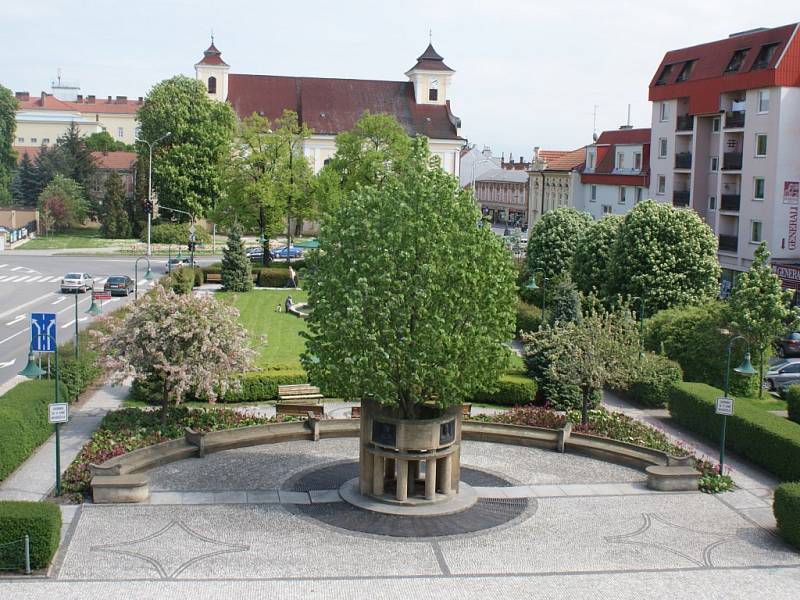 Vojáčkovo náměstí v Prostějově - pohled z balkonu nad vestibulem divadla