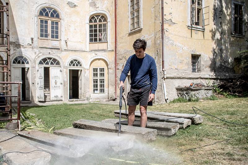 Matěj Stropnický na svém zámku v Osečanech v červenci 2019