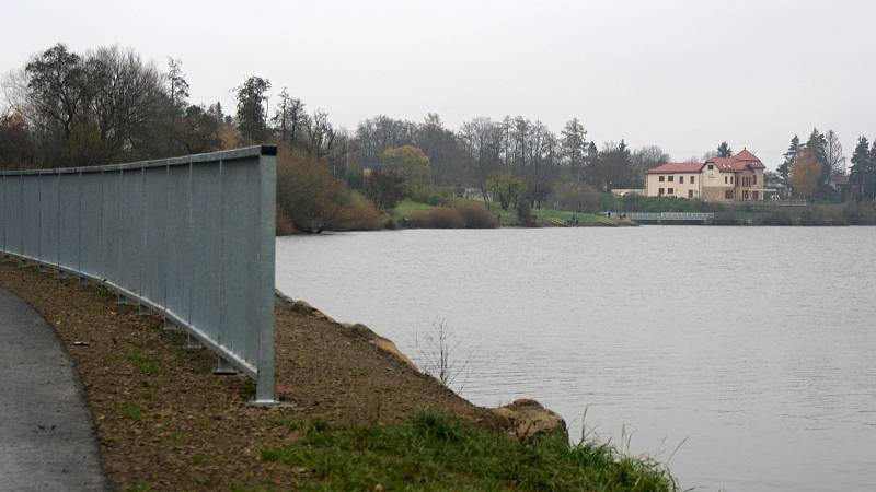 Stavba cyklostezky podél severního břehu plumlovské přehrady - 16. 11. 2020 - nové zábradlí a dopravní značení