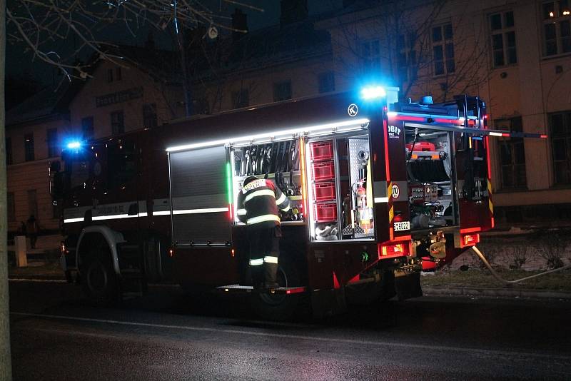 HOŘELA SBĚRNA. Dřevěné skladiště prostějovského Místního nádraží zachvátily v sobotu v podvečer plameny. Foto: Deník/Zdeněk Vysloužil