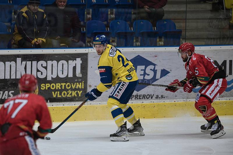 Hokejisté Přerova (ve žlutém) doma padli v derby s Prostějovem 0:3.