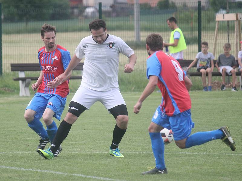 Fotbalisté Pivína (v bílém) zvítězili ve Smržicích 4:2David Trajer uprostřed (Pivín)