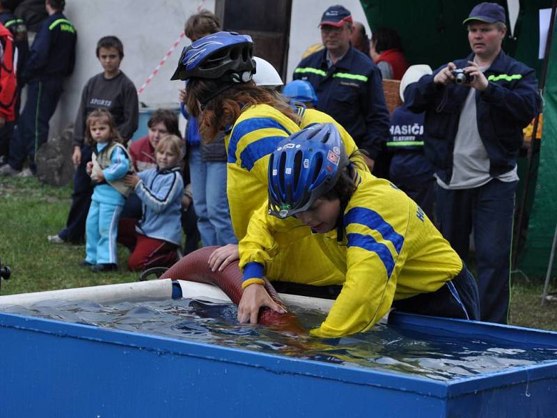 Mladí hasiči na závodech v Kostelci na Hané