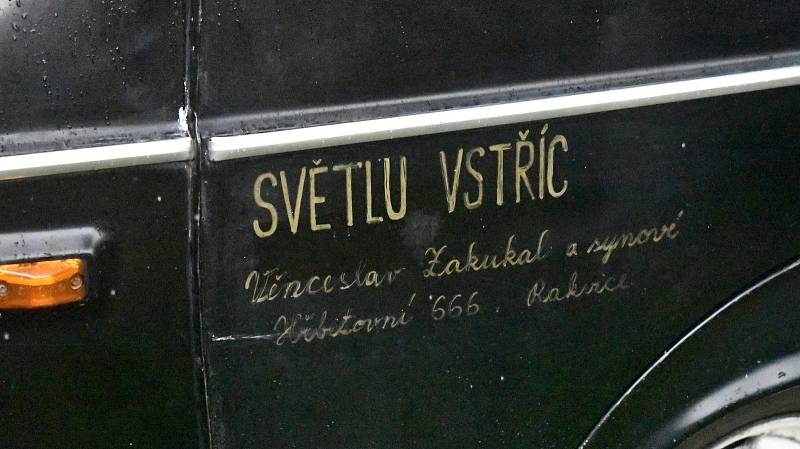 Unikátní sraz starých motorek a aut v bývalém mlýně v Hradčanech na Prostějovsku