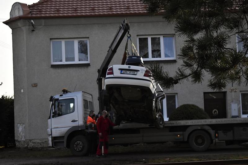 Osobní vlak smetl na nechráněném přejezdu v Kostelci na Hané osobní automobil se čtyřmi lidmi. 25.2. 2021