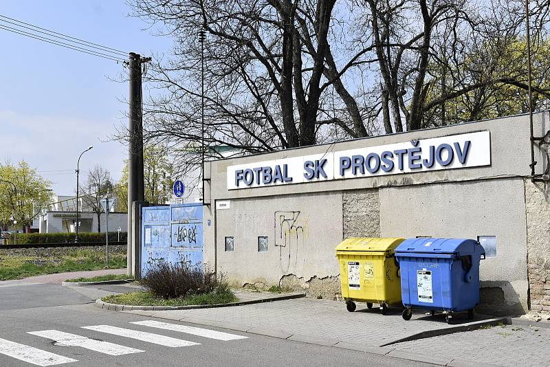 Chátrající stadion ve Sportovní ulici v Prostějově. 25. 4. 2022