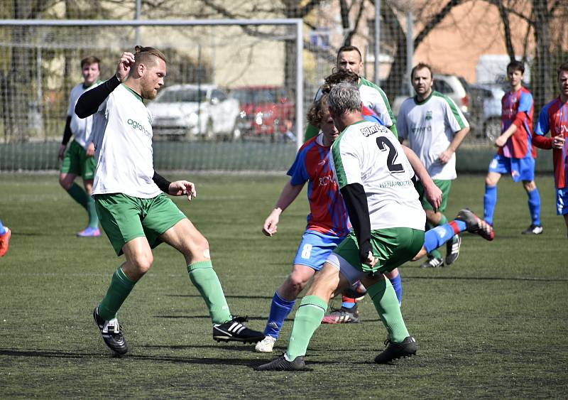 V utkání I.B třídy, skupiny B, dosáhli hladkého vítězství fotbalisté Hané (bílozelení), kteří nasázeli Smržicím čtyři branky. 17. 4. 2022