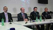 Premiér Bohuslav Sobotka se na pracovní návštěvě zastavil i na Územním odboru Policie ČR v Prostějově. Zleva: předseda sněmovního výboru pro bezpečnost Roman Váňa, premiér Bohuslav Sobotka, prezident Policie ČR Tomáš Tuhý, ředitel krajského ředitelství Ol