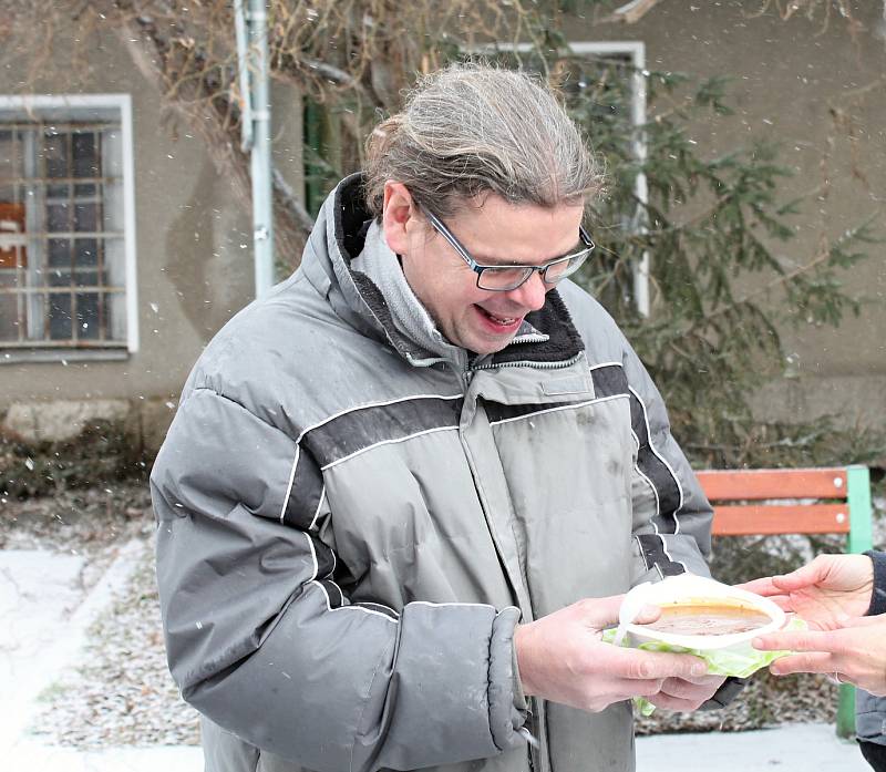 Podávání polévky bezdomovcům v Prostějově