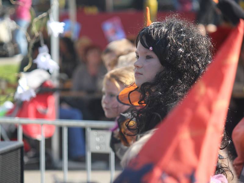 Do plumlovského Žraloka si našly cestu stovky lidí. Čekala je čarodějnická olympiáda i hudební skupiny. 