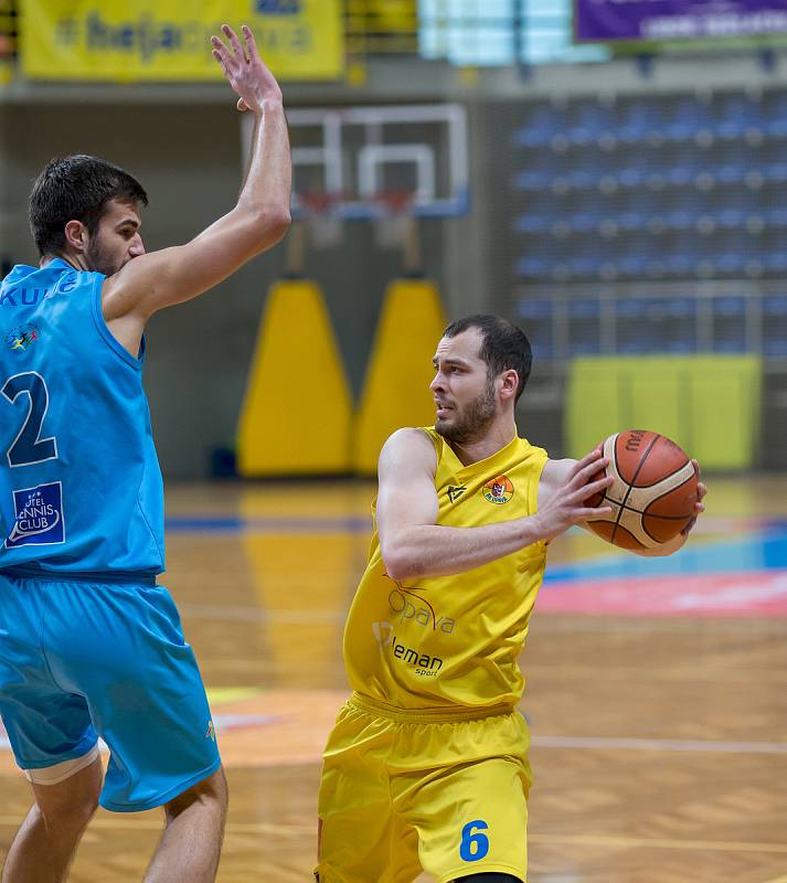 BK Opava (ve žlutém) - BK Olomoucko 72:64