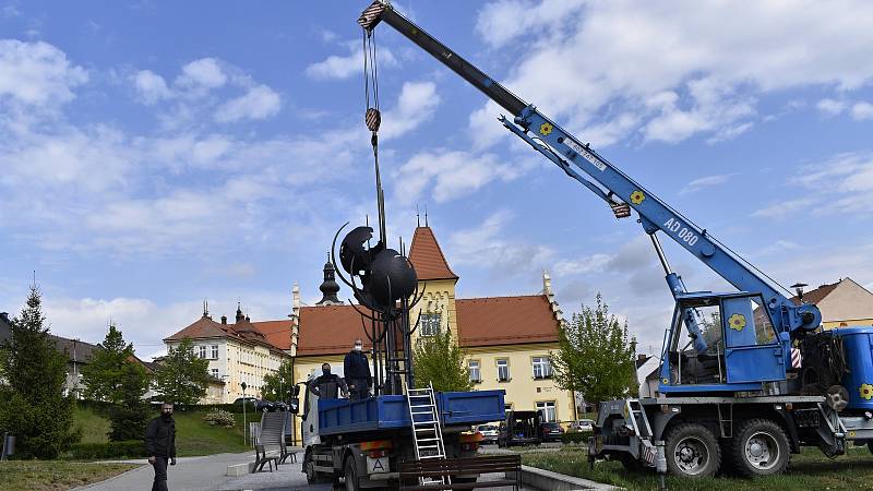 Ve středu 6. května 2020 byl před kosteleckou radnici instalován památník obětem II. světové války.