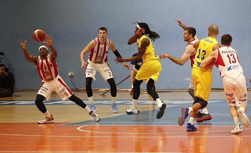 Basketbalisté Olomoucka (ve žlutém) porazili ve 2. zápase čtvrtfinále Pardubice 102:91.