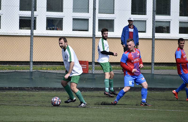 V utkání I.B třídy, skupiny B, dosáhli hladkého vítězství fotbalisté Hané (bílozelení), kteří nasázeli Smržicím čtyři branky. 17. 4. 2022