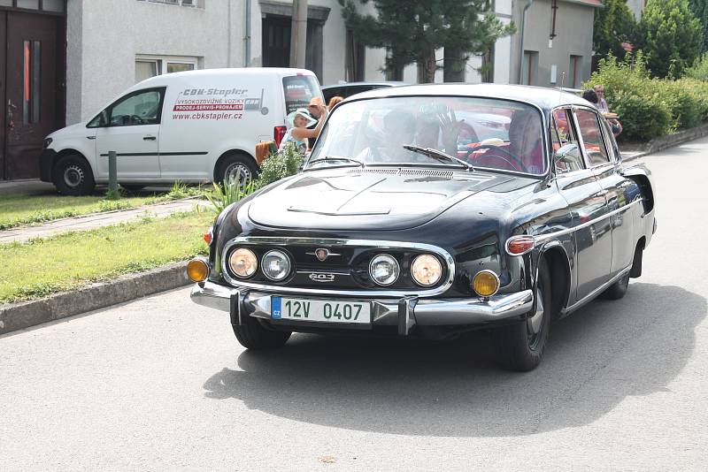 Přehlídka historických motorových vozidel v rámci soutěžní přehlídky Rallye na pohodu - z lázní do lázní. 18.8. 2019