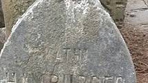 Jeden z nalezených židovských náhrobků v Žešově patřil Kathi Hamburgerové (Chome)