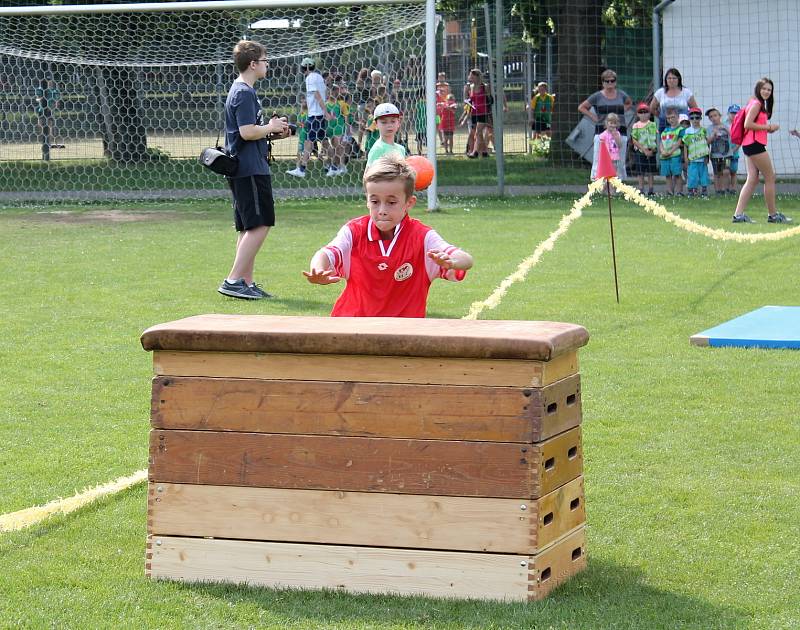 Atletika baví. Sportovní den na olšanském hřišti zabavil na dvě stovky dětí.