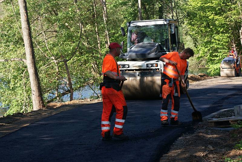 Stavba cyklostezky podél severního břehu plumlovské přehrady - 1. 6. 2020 (první den asfaltování a záběry z úseku od Plumlova k pláži U Lázničků)