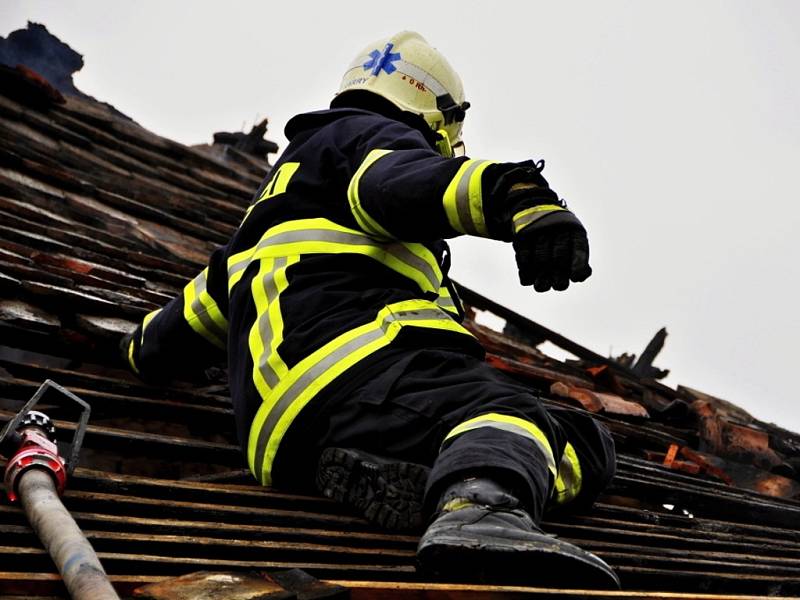 Požár střechy v Lutotíně