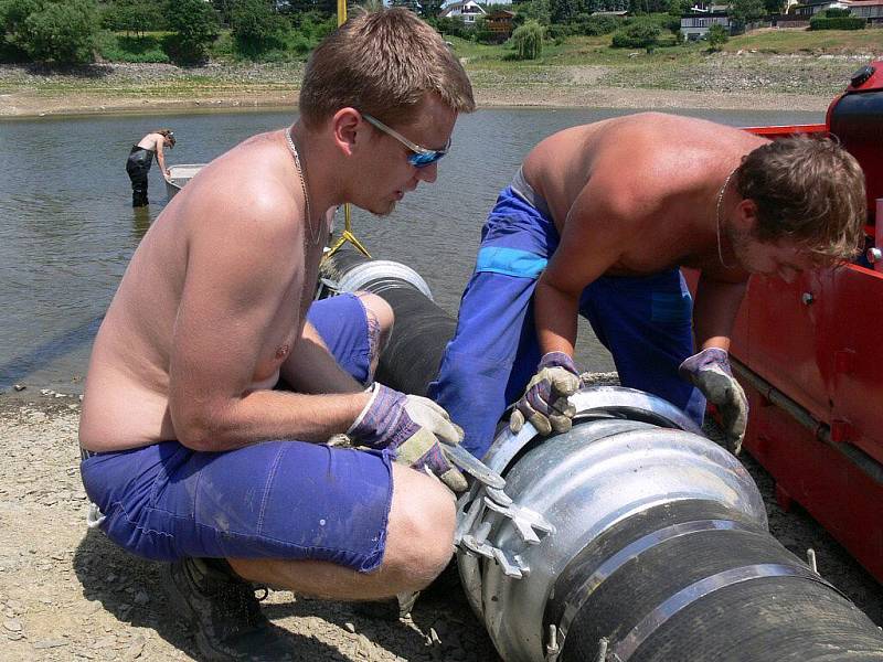 Odčerpávání laguny na plumlovské přehradě