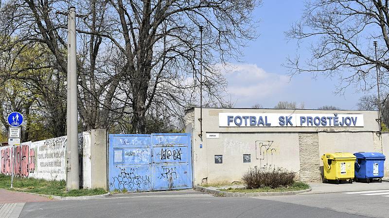 Chátrající stadion ve Sportovní ulici v Prostějově. 25. 4. 2022