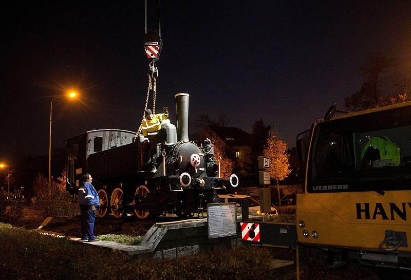 Stěhování historické parní lokomotivy, která stála před prostějovským hlavním nádražím, do muzea ČD v Lužné u Rakovníka.