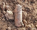 V poli u Slatinek byl nalezen dělostřelecký granát. Musel zasahovat pyrotechnik. 18.4. 2024