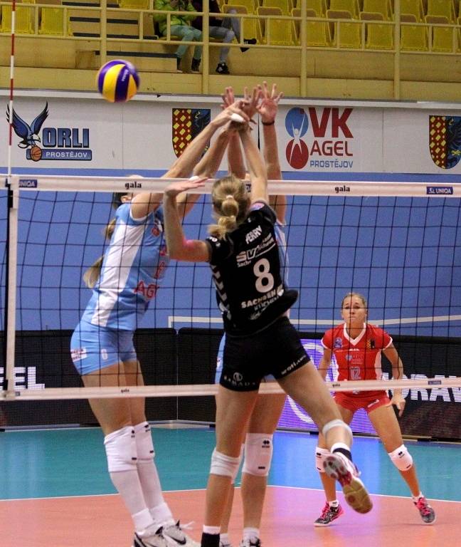 Agelky (ve světle modrém) na Volleyball Cupu 2013