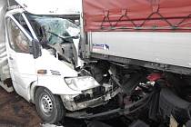 Nehoda na dálnici D46 u Brodku u Prostějova. Mladého řidiče museli ze zdemolované kabiny vyprošťovat hasiči. 9.11. 2021