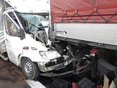 Nehoda na dálnici D46 u Brodku u Prostějova. Mladého řidiče museli ze zdemolované kabiny vyprošťovat hasiči. 9.11. 2021