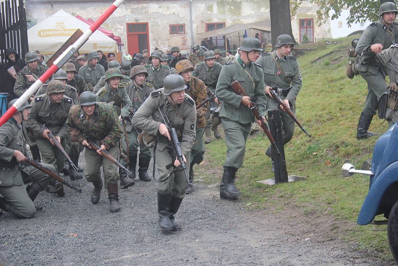 Klub vojenské historie Dukla se svými kolegy vojenskými nadšenci uspořádali šesté Dobytí Plumlova. A bylo na co se koukat.