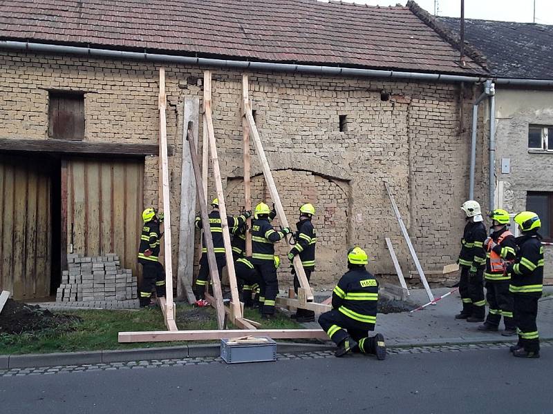 Hasiči zasahují u domu v Hablově, kde hrozilo zřícení stěny, 22. 11. 2022