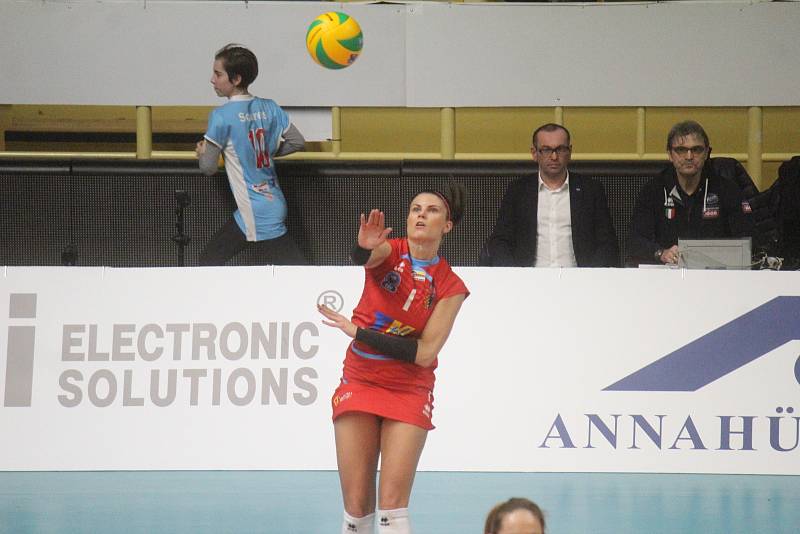 Volejbalistky Prostějova (v červeném) v Lize mistryň prohrály s Novarou 0:3.Andrea Kossányiová (Prostějov)