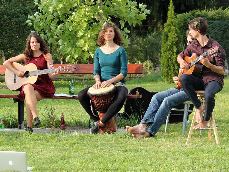 Koncert eko-punkové kapely Spontánní sukcese ve vrahovickém arboretu