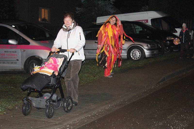 Seloutky prošel velký lampionový průvod. Nechyběla ani strašidelná stezka.