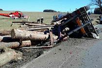 Havárie náklaďáku se dřevem u Horního Štěpánova