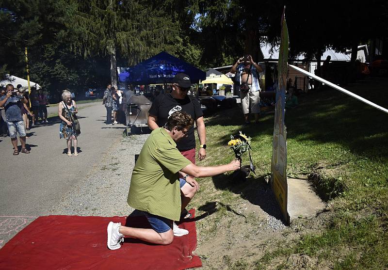 Odhalení originálního pomníku neznámého pijana v plumlovském kempu Žralok. 1.8. 2020