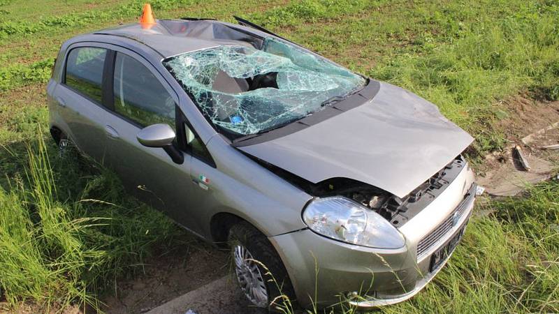 Neovladatelný Fiat se přetočil u Žešova na střechu, řidič skončil v nemocnici. 21.5. 2019