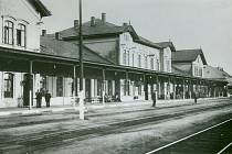 Stará budova severního nádraží přestávala vyhovovat potřebám města již koncem 19. století. Přes snahy se stavbu odpovídajícího železničního stánku v Prostějově až do druhé světové války prosadit nepodařilo.