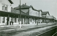 Stará budova severního nádraží přestávala vyhovovat potřebám města již koncem 19. století. Přes snahy se stavbu odpovídajícího železničního stánku v Prostějově až do druhé světové války prosadit nepodařilo.