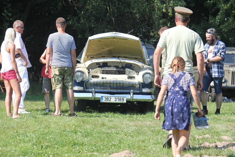 V plumlovském campu Žralok se o víkendu konalo 1. moravské setkání automobilů a motorek RVHP. Nadšenci a majitelé historických vozidel přijížděli do Plumlova z celé republiky, ti nejvzdálenější byli až ze slovenské Privevidze.