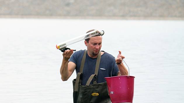 Hygienici měřili kvalitu vodu na plumlovské přehradě v pondělí 29.7. 2019