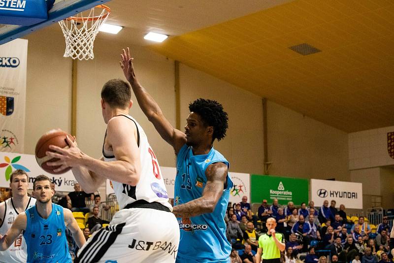 Tým BK Olomoucko (v modrém) podlehl ve čtvrtém zápase semifinále play-off Nymburku 67:102.