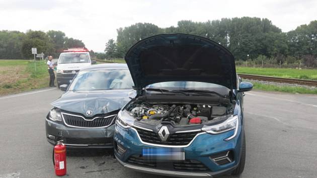 Důvodem srážky dvou osobních vozidel u Smržic bylo nedání přednosti v jízdě.