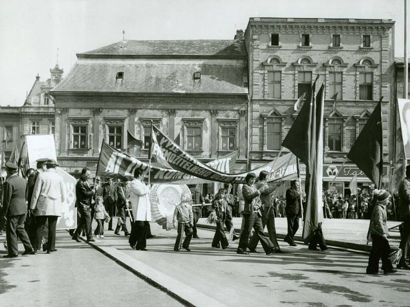 V průvodu byly zastoupeny místní podniky, školy a různé zájmové organizace. Vybraní jedinci nosili transparenty s hesly oslavujícími a podporujícími budování socialistické společnosti.