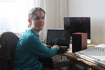 Pavel Vlček při práci s počítačem