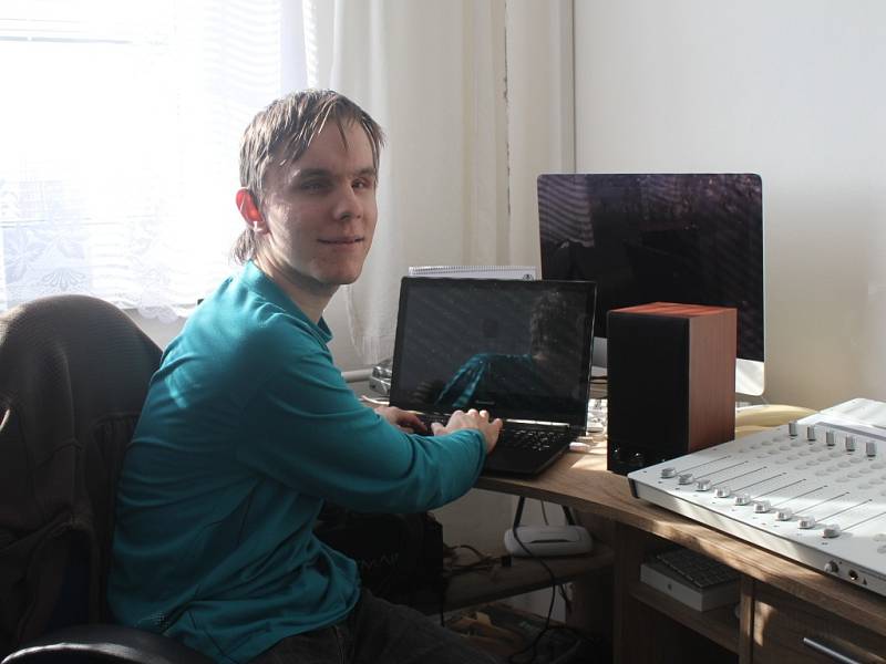 Pavel Vlček při práci s počítačem