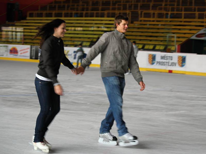 Milovníci zimních sportů oprášili brusle a vyrazili na prostějovský zimní stadion otestovat kvalitu letošního ledu. V sobotu se zde konalo první bruslení pro veřejnost.