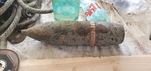 Nevybuchlý dělostřelecký granát našli pracovníci cukrovaru Vrbátky ve svážené řepě.